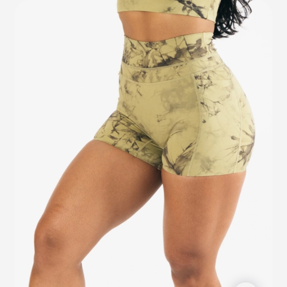 Alphalete ALPHALUX FORCE SHORT - Cactus Green